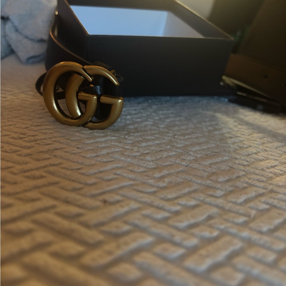 Gucci Black Leather Belt with Gold Buckle - Picture 2 of 4